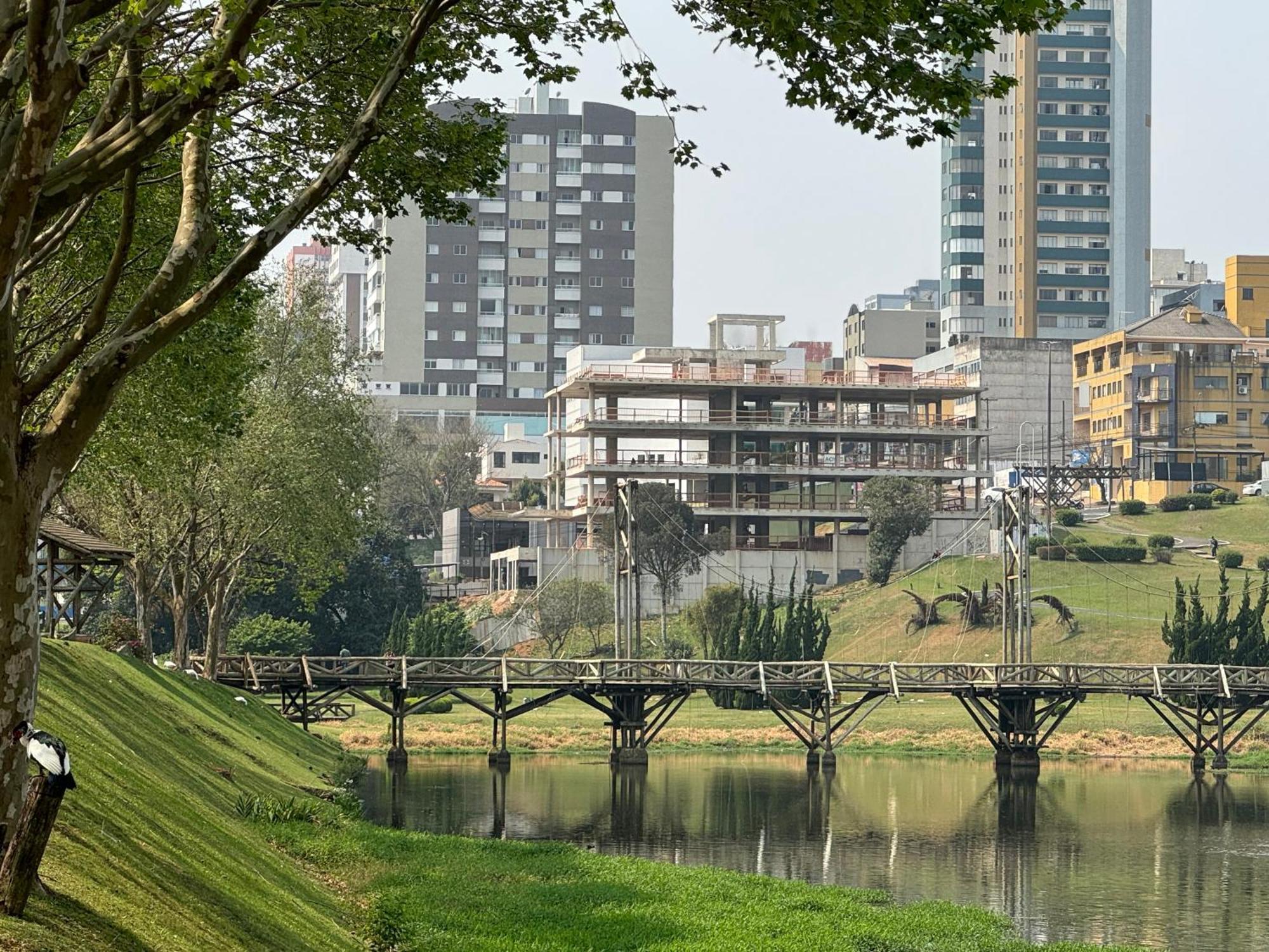Com E Banheiro Em Frente Ao Parque Do Acomoda Ate 4 Pessoas 2 Camas